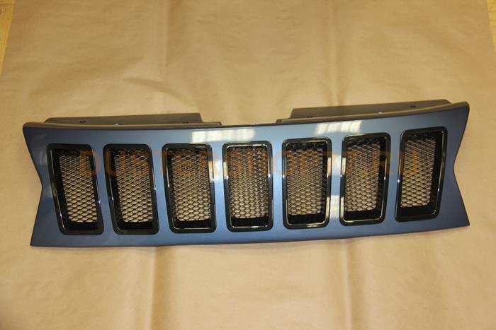 Решетка радиатора верхняя Cherokee с черными вставками (Синий Электра)
