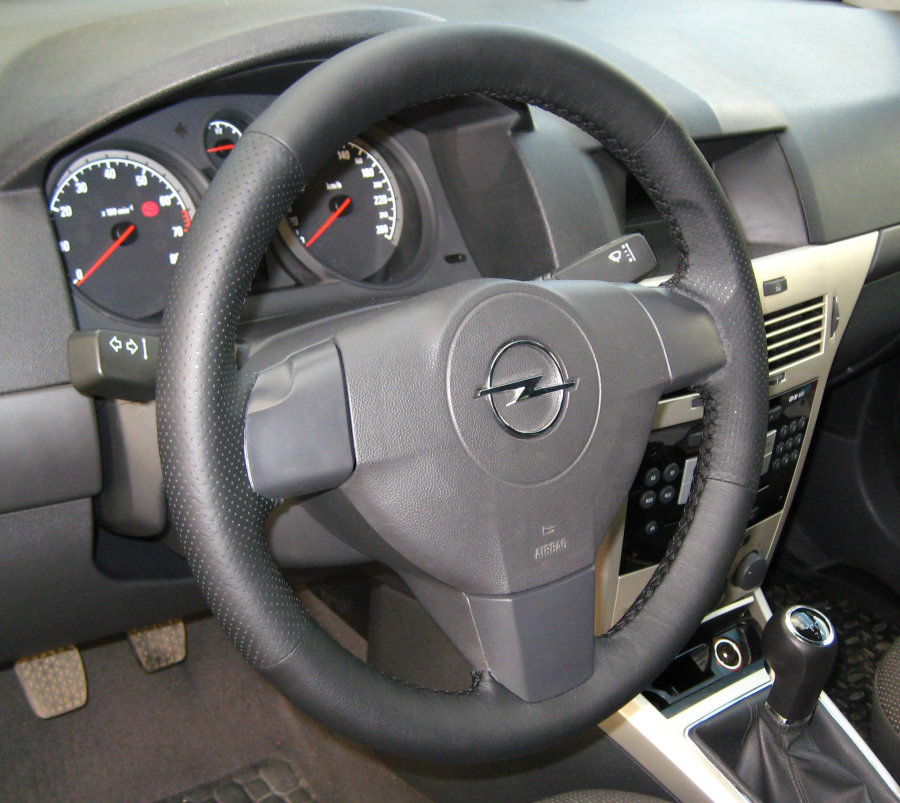 Оплетка на руль Opel Astra H, Vectra C, Zafira B, кожаная черная