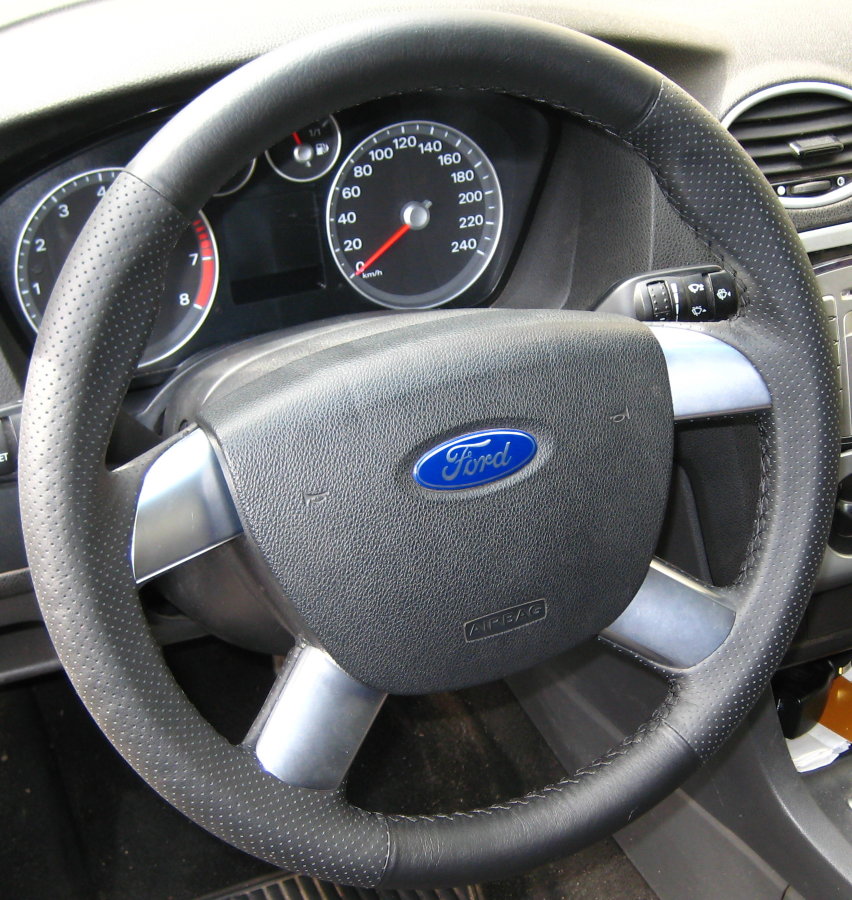 Оплетка на руль Ford Focus II (C307) (2005-2011), Ford C-MAX I (DM2) (2007-2010), Ford Tourneo Connect (PU2) (2010-2013), кожаная черная