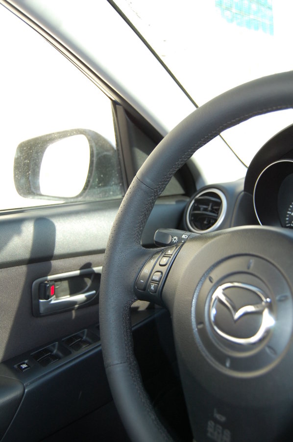 Оплетка со шнуровкой на руль Mazda 3-I(BK)(2003-2009), Mazda 6-I(GG,GY)(2002-2007), Mazda 2-I(DY)(2003-2007), Mazda 5-I(CR)(2007-2010), Mazda Premacy II(CR)(2005-2010), Mazda RX-8-I (2003-2009), кожаная черная