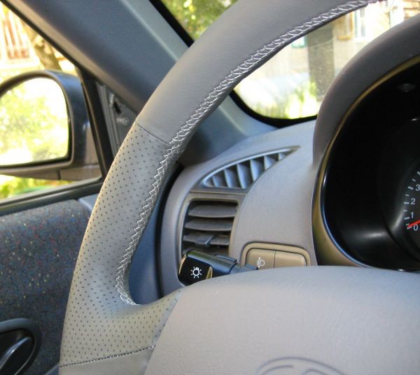 Кожаная накладка на руль с подушкой безопасности для Hyundai Accent МТ3, AТ5, серо-черная