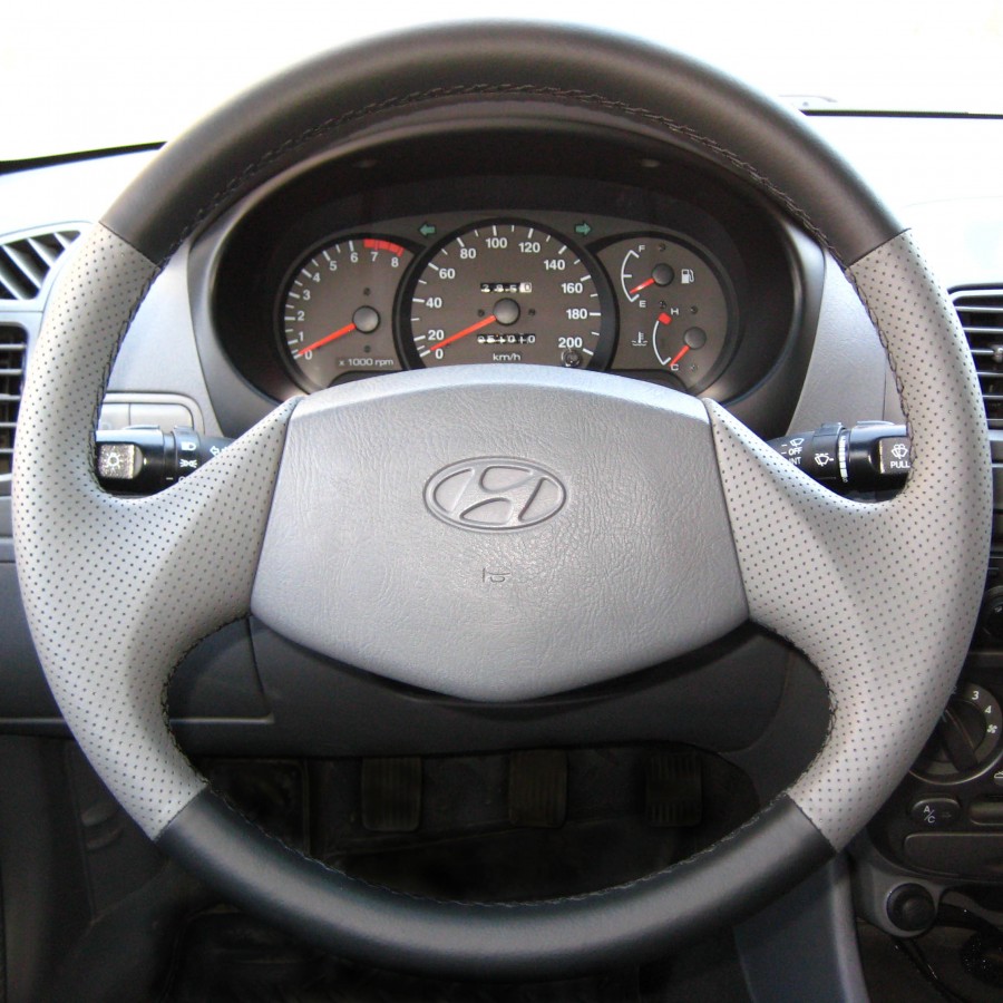 Кожаная оплетка на руль Hyundai Accent МТ0, МТ1, МТ2, AТ4 серо-черная. Без подушки безопасности.