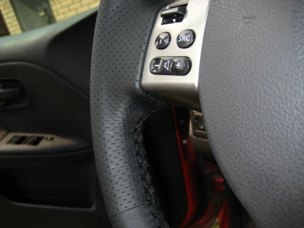 Оплетка со шнуровкой на руль Nissan Note, Tiida кожаная черная 