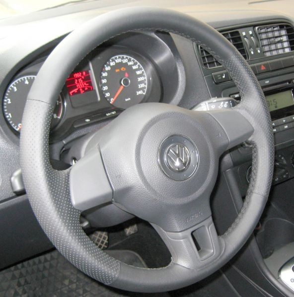 Оплетка со шнуровкой на руль Volkswagen Polo V (6R1,9N) (2009-2014), Volkswagen Tiguan I (5N2) (2011-2014), Volkswagen Caddy Maxi III (2CA) (2010-2015), Volkswagen Golf VI (5K) (2008-2012), Volkswagen Jetta VI (5K2) (2010-2015) Кожаная черная